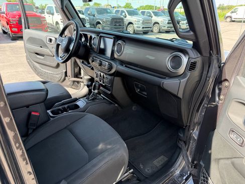 Used 2019 Jeep Wrangler Unlimited Sahara AWD/4WD image 10