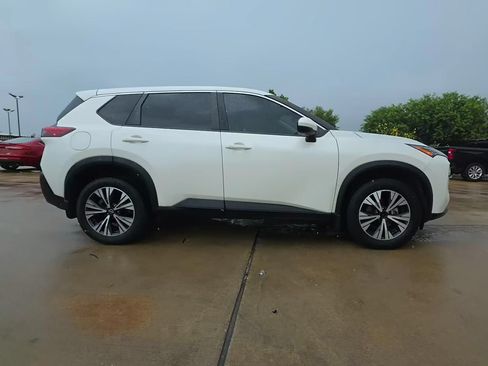 Used 2022 Nissan Rogue SV FWD image 3