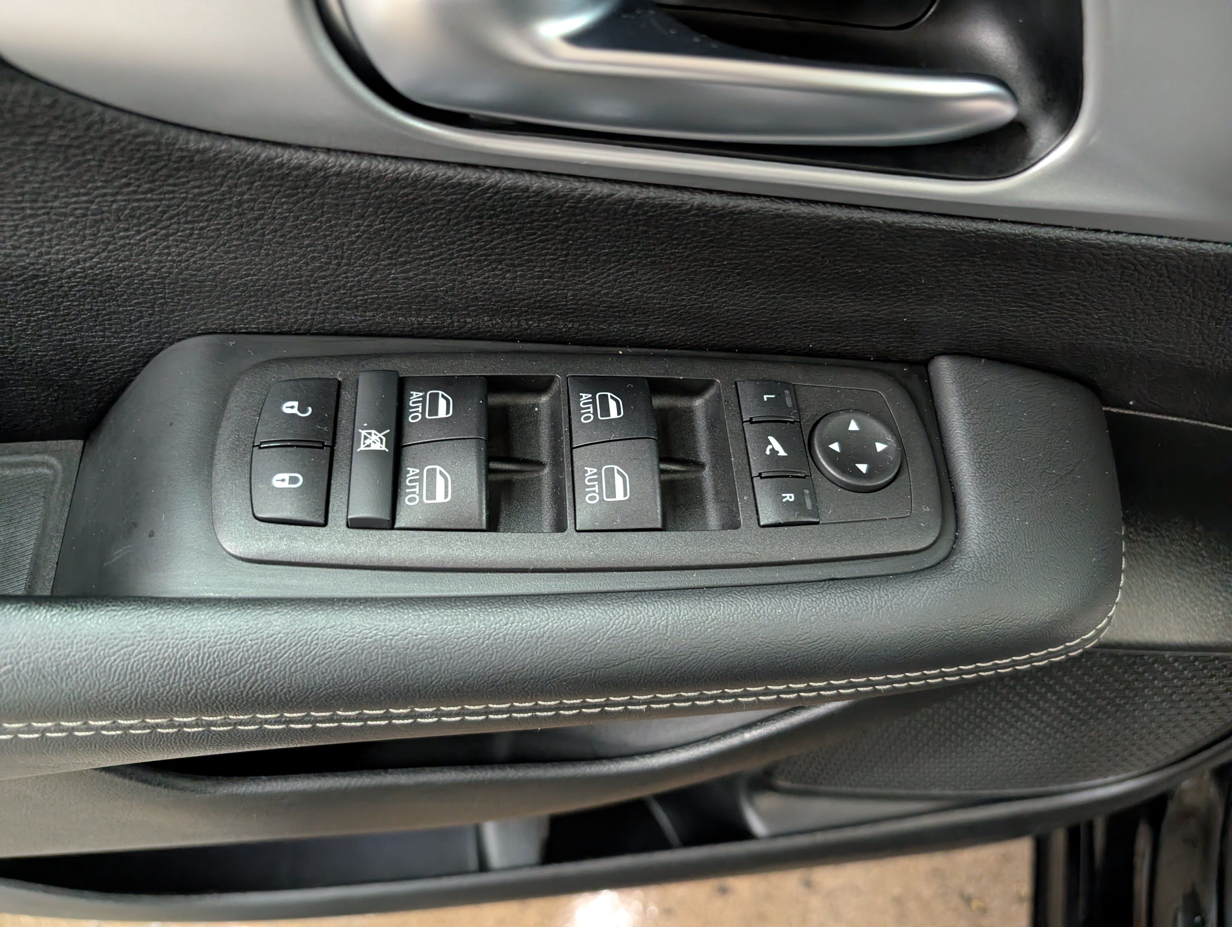 Used 2025 Chrysler Pacifica Limited FWD image 14
