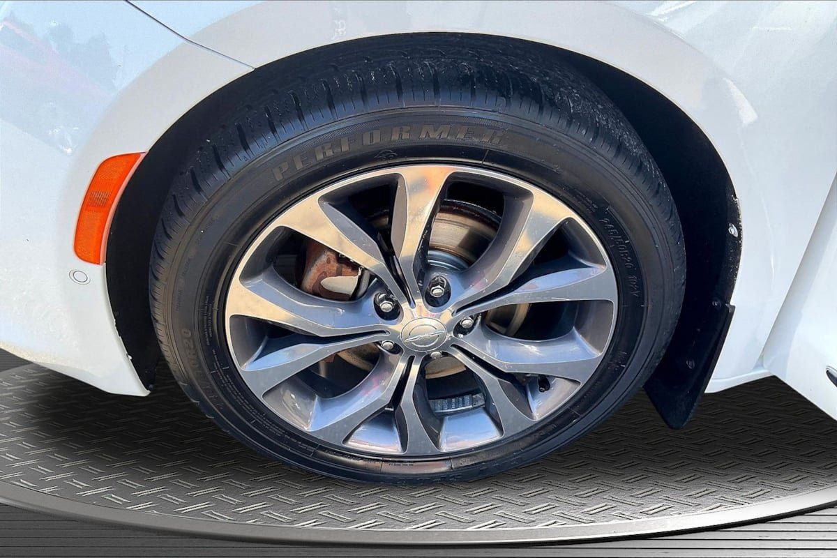 Used 2017 Chrysler Pacifica Limited w/ UConnect Theater Package FWD image 34