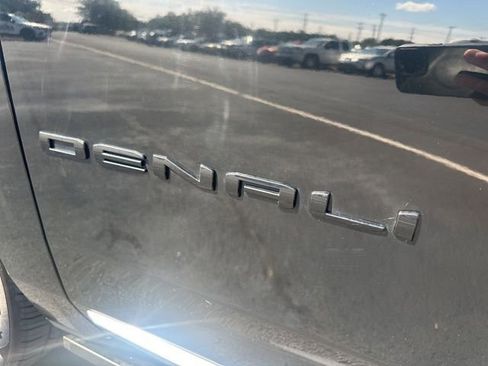 Used 2022 GMC Yukon XL Denali w/ Denali Premium Package image 13