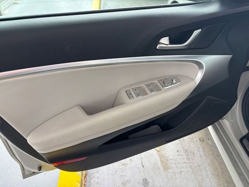 Used 2025 Genesis G70 2.5T image 20