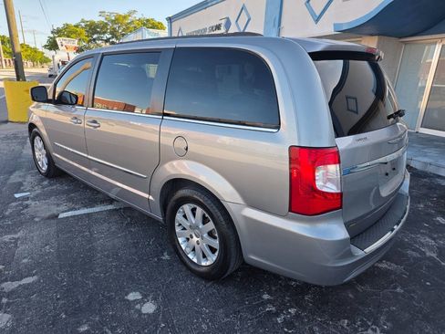 Used 2016 Chrysler Town & Country Touring FWD image 4