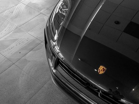 Certified 2025 Porsche Macan image 10