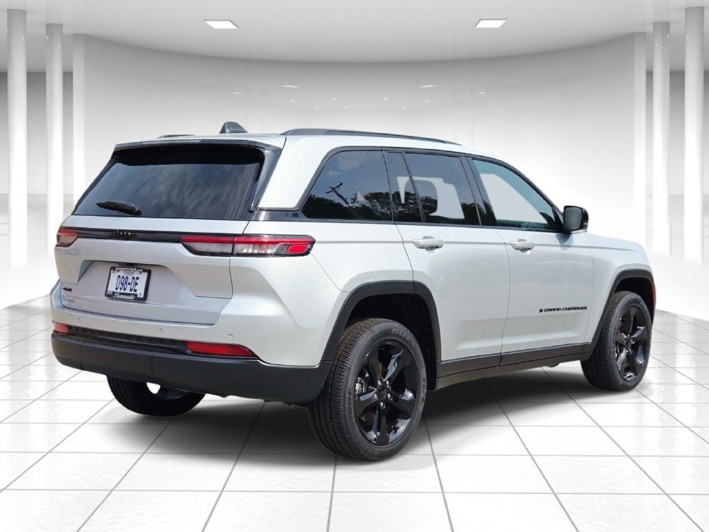 Certified 2025 Jeep Grand Cherokee Altitude AWD/4WD image 3