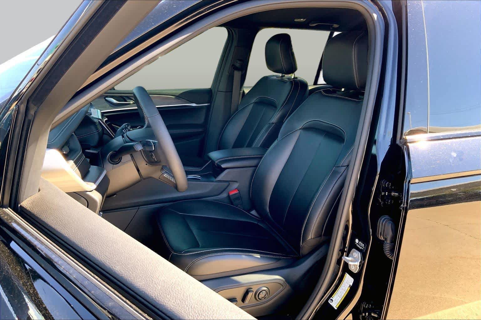 Used 2024 Jeep Grand Cherokee Limited w/ Black Appearance Package AWD/4WD image 7