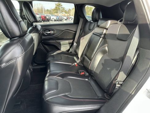 Used 2019 Jeep Cherokee Trailhawk image 14