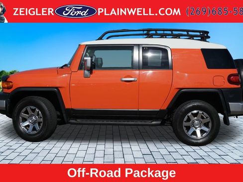 Used 2014 Toyota FJ Cruiser 4WD w/ Convenience Package image 2