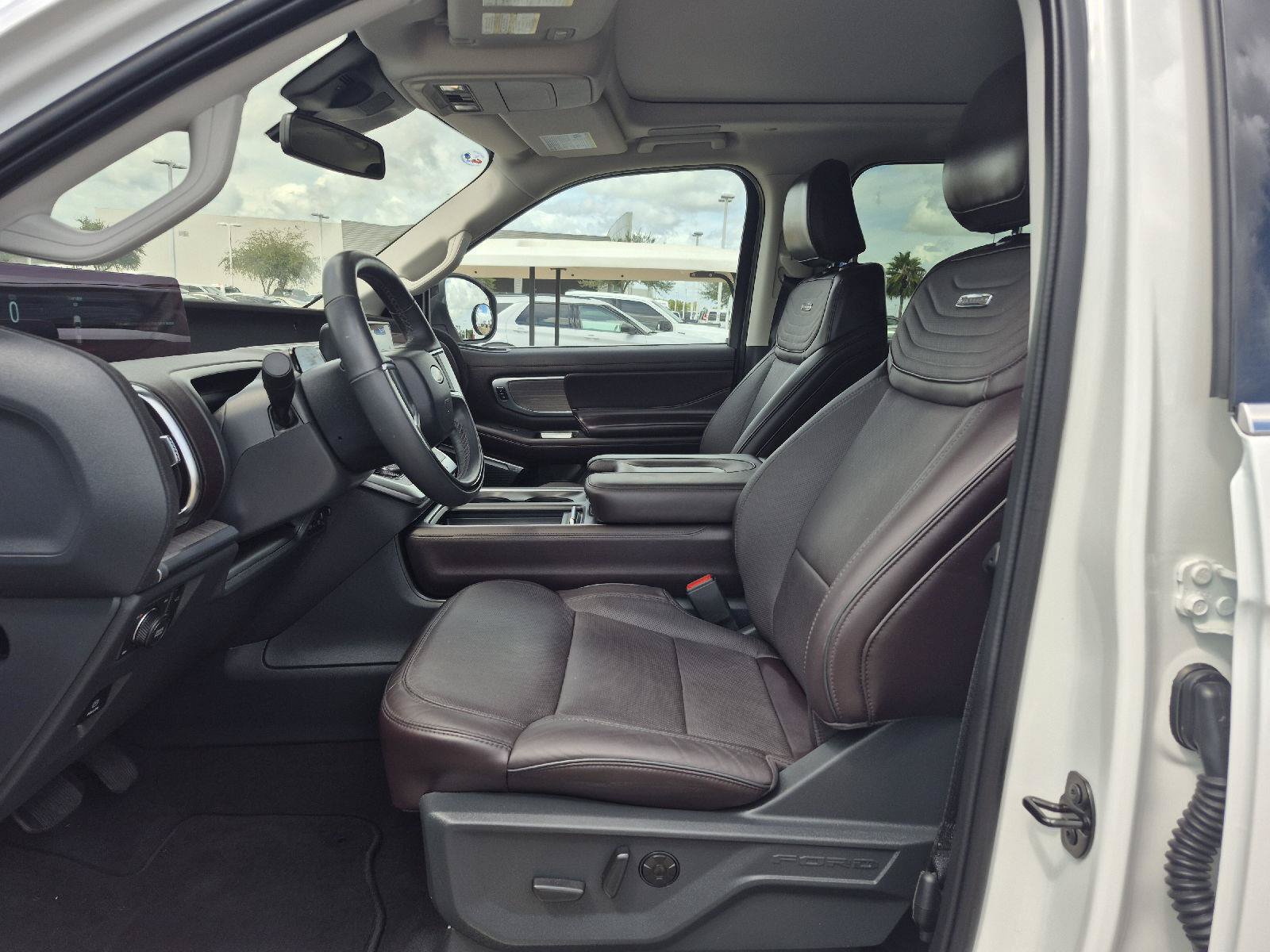 Used 2025 Ford Expedition Platinum w/ Platinum Ultimate Package AWD/4WD image 2