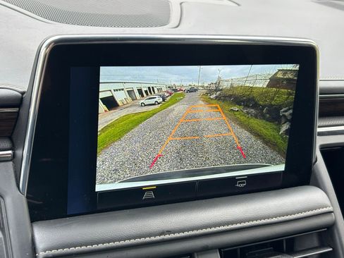 Used 2023 Chevrolet Suburban Premier image 3