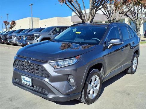 Used 2020 Toyota RAV4 XLE image 28