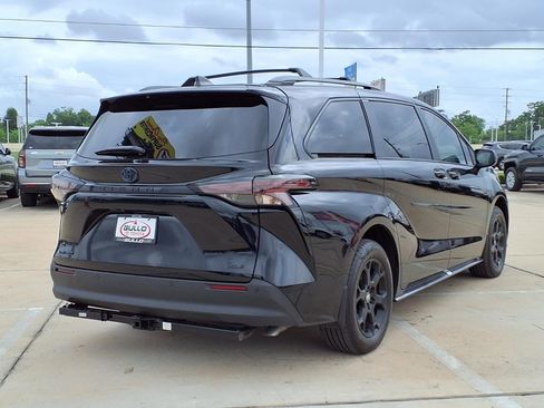 Certified 2025 Toyota Sienna XLE Woodland Edition image 6