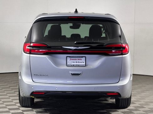 Used 2024 Chrysler Pacifica Touring-L FWD image 5
