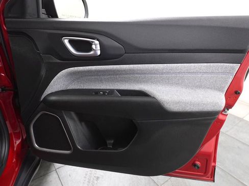 Used 2025 Jeep Compass Latitude image 28