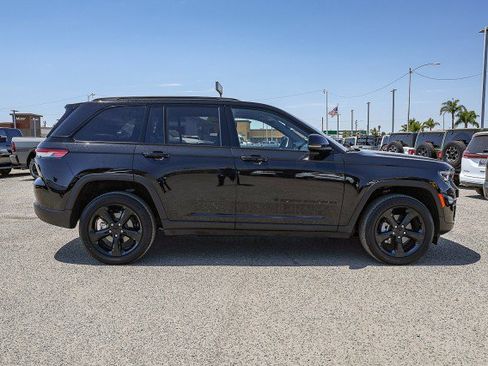 Used 2023 Jeep Grand Cherokee Altitude RWD image 3