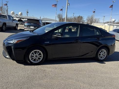 Used 2022 Toyota Prius LE image 3