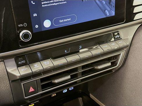 Used 2025 Toyota Camry LE image 24