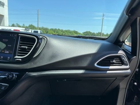 Used 2025 Chrysler Pacifica Select FWD image 48