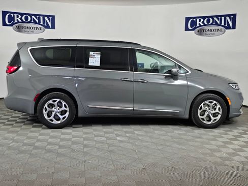 Used 2022 Chrysler Pacifica Limited AWD/4WD image 31