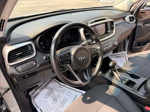 Used 2018 Kia Sorento FWD image 8