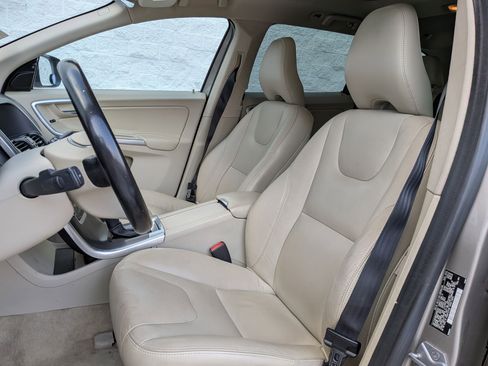 Used 2016 Volvo XC60 T5 Premier w/ Proximity Package image 13