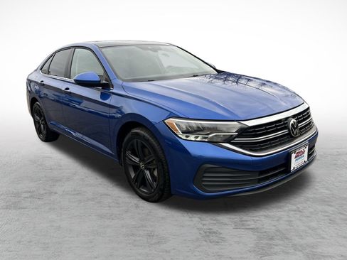 Used 2024 Volkswagen Jetta SE w/ Panoramic Sunroof Package image 3