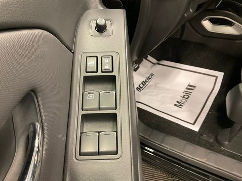 Used 2024 Nissan Frontier SV image 17