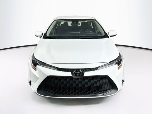 Used 2022 Toyota Corolla LE FWD image 2