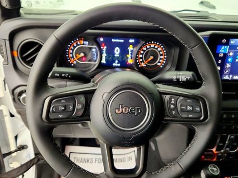 Used 2025 Jeep Gladiator Mojave w/ Convenience Group AWD/4WD image 13