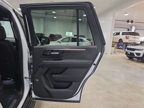 Used 2025 Chevrolet Tahoe High Country AWD/4WD image 30