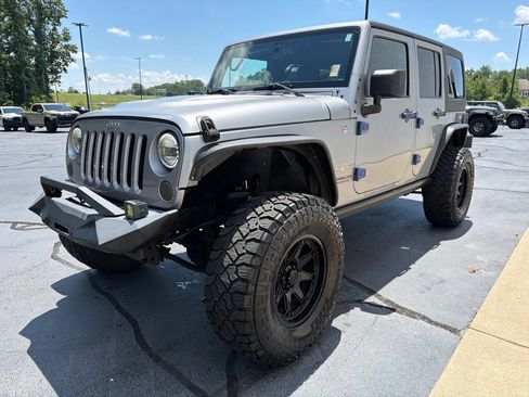 Used 2015 Jeep Wrangler Unlimited Sahara w/ Connectivity Group AWD/4WD image 12