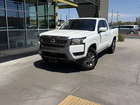 Used 2025 Nissan Frontier SV RWD image 2