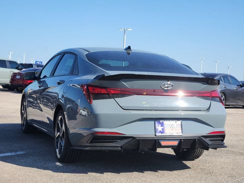 Used 2023 Hyundai Elantra SEL w/ Convenience Package FWD image 4