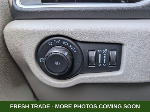 Used 2024 Chrysler Pacifica Touring-L image 34