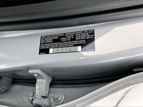 Used 2025 Volvo XC60 B5 Plus image 44