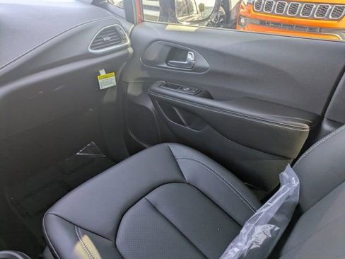 New 2026 Chrysler Pacifica Select image 15