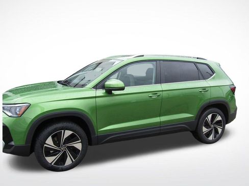 New 2026 Volkswagen Taos SE AWD/4WD image 2