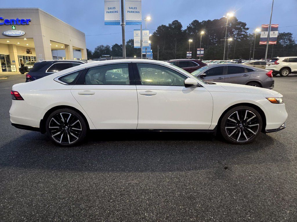 Used 2025 Honda Accord Touring image 4
