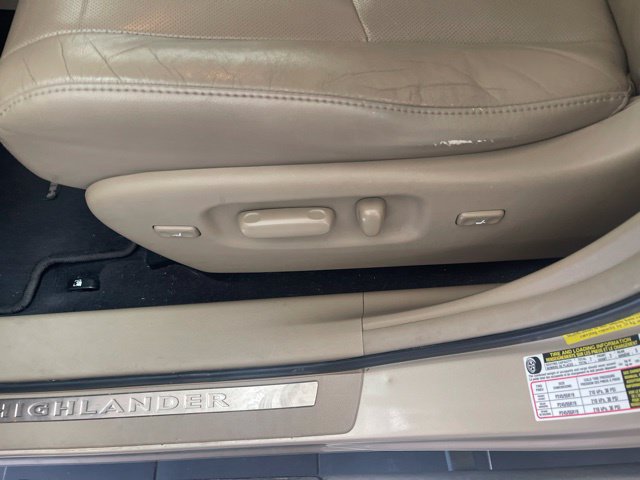 Used 2012 Toyota Highlander Limited w/ Tow Pkg FWD image 13