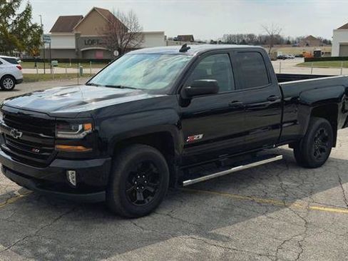 Used 2018 Chevrolet Silverado 1500 LT w/ Midnight Edition image 4