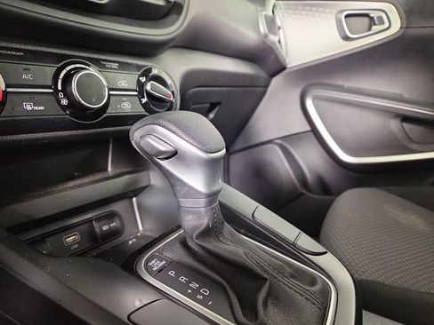 Certified 2025 Kia Soul LX w/ LX Technology Package FWD image 19