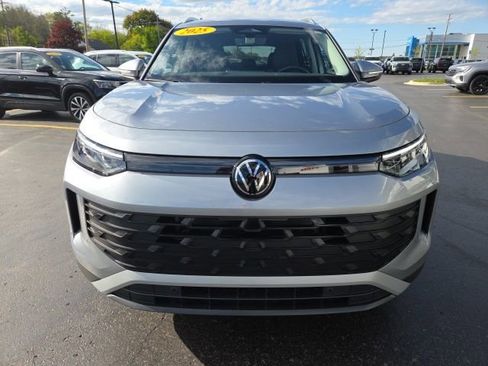 Used 2025 Volkswagen Tiguan SE AWD/4WD image 2