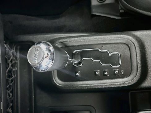 Used 2017 Jeep Wrangler Unlimited Sahara AWD/4WD image 23