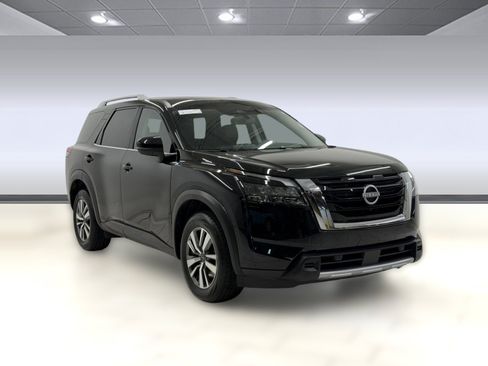 Used 2025 Nissan Pathfinder SL AWD/4WD image 6