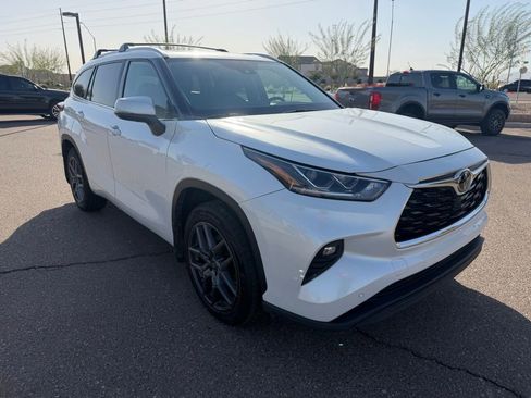 Used 2024 Toyota Highlander Limited image 1