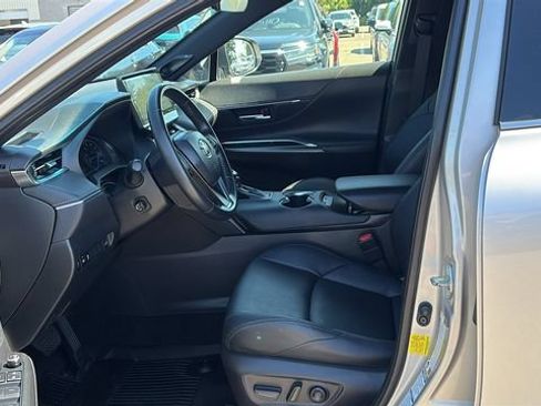 Used 2022 Toyota Venza XLE AWD/4WD image 9