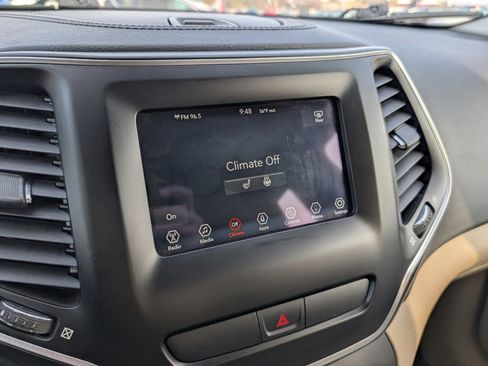 Certified 2019 Jeep Cherokee Latitude w/ Cold Weather Group image 16