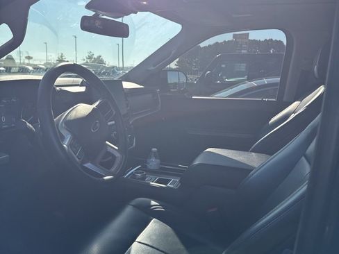 Used 2022 Ford Expedition Max XLT image 3