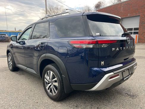 Used 2024 Nissan Pathfinder SL AWD/4WD image 3