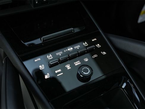 Used 2025 Porsche Cayenne image 18